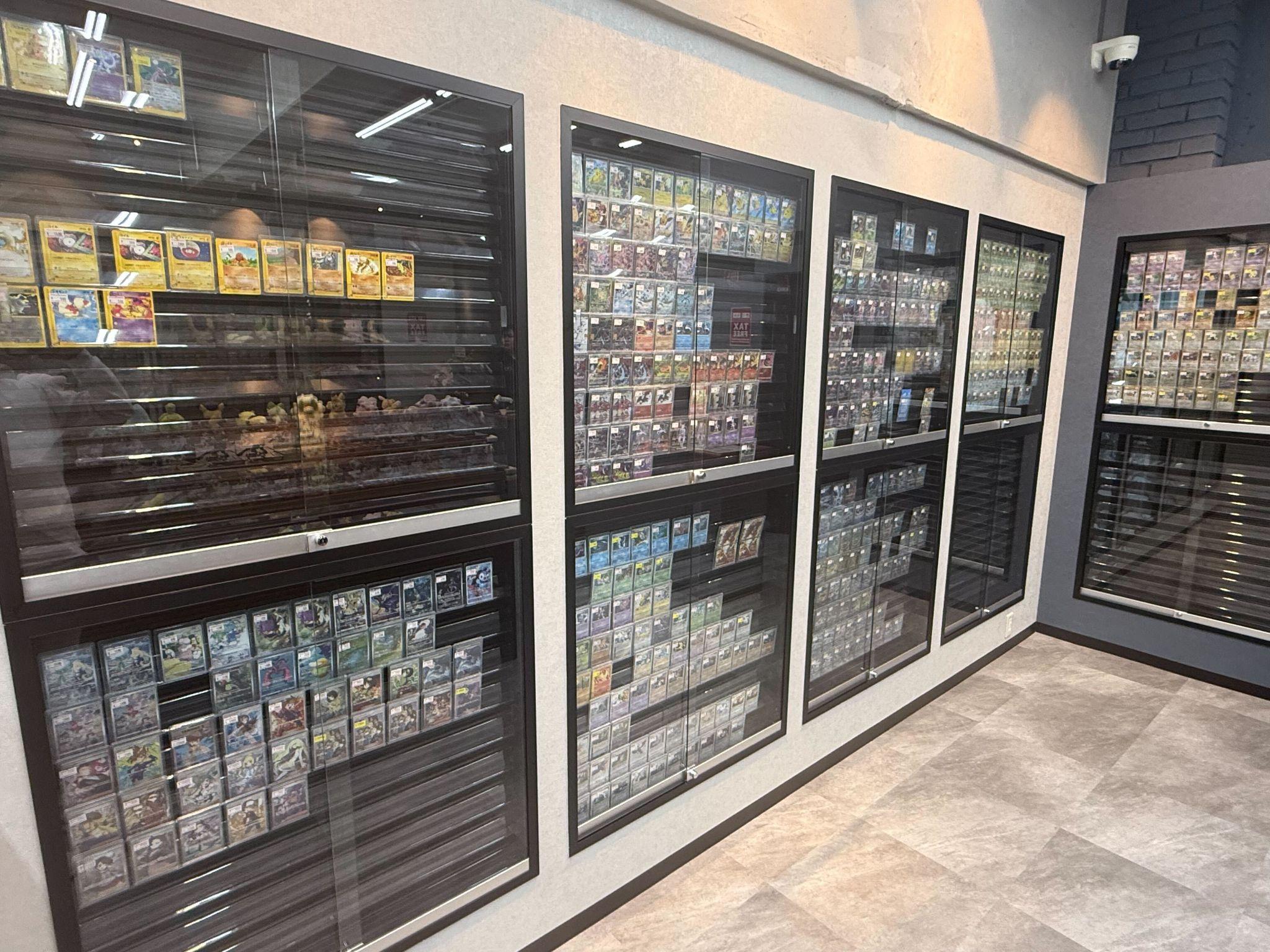 トレカショップYK 秋葉原2号店の店内ショーケース