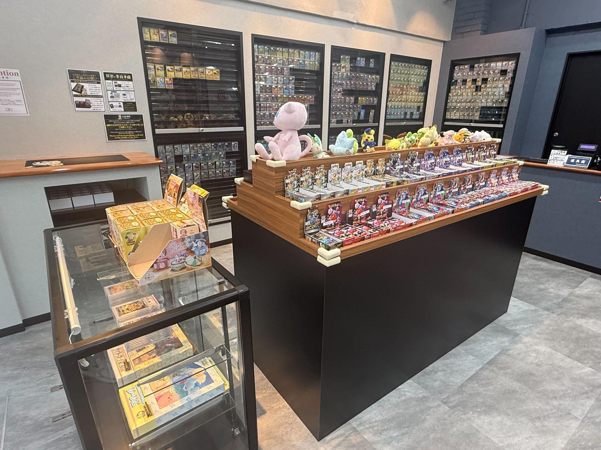 トレカショップYK 秋葉原2号店の店内カウンター